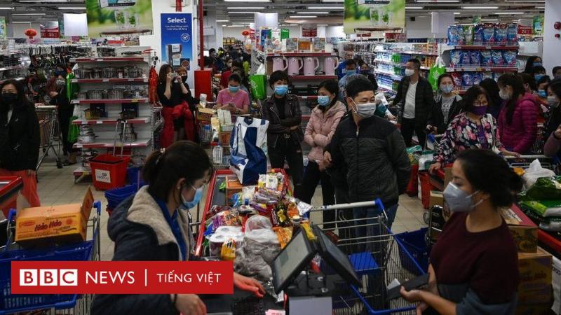 Hình ảnh hàng người đang xếp hàng dài thể hiện hiện tượng khan hiếm và nhu cầu cao